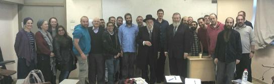 הרב הראשי לירושלים הרה''ג אריה שטרן עם תלמידי קורס 'התמודדות היהדות עם סוגיות מדעיות במרוצת הדורות'