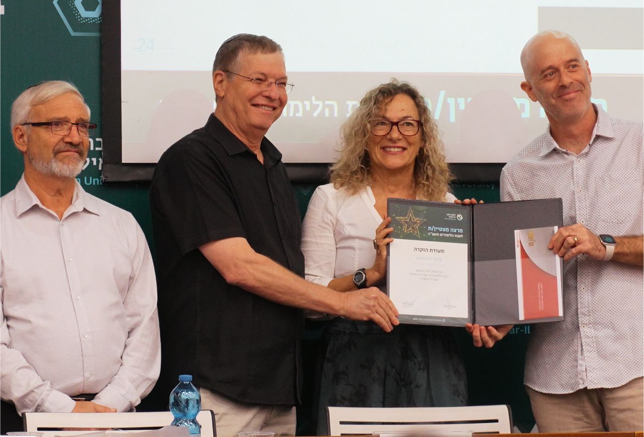 יניב פוקס מקבל את הפרס